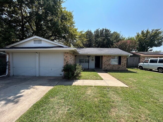 Building Photo - 2604 Timberlake Dr
