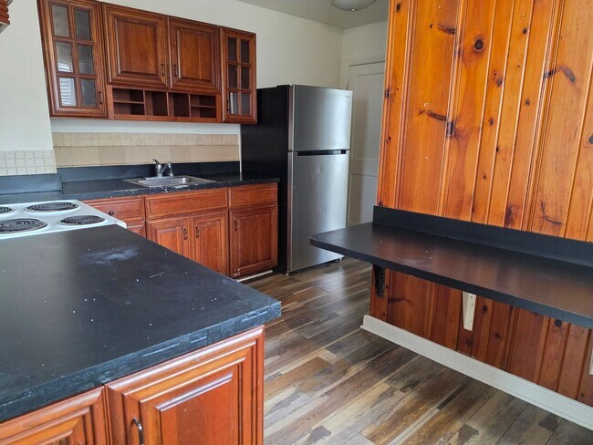 Building Photo - 433 Sandhurst Dr