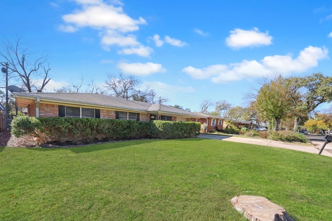 Building Photo - 3221 Lawnwood Dr