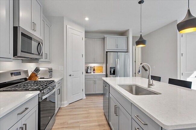 Foto del edificio - NEW Luxury Townhome!