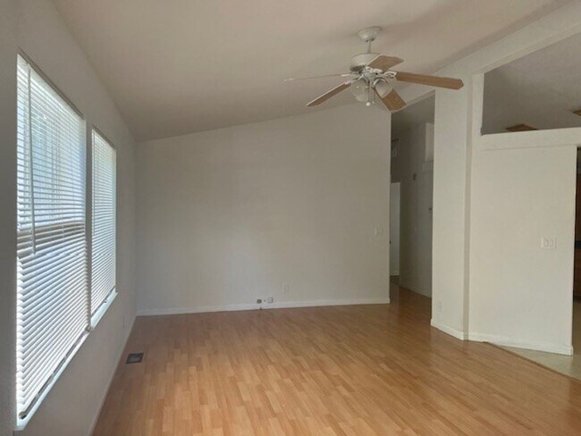 Building Photo - Willow Glen,  3 Bedrooms 2 Baths, Large si...