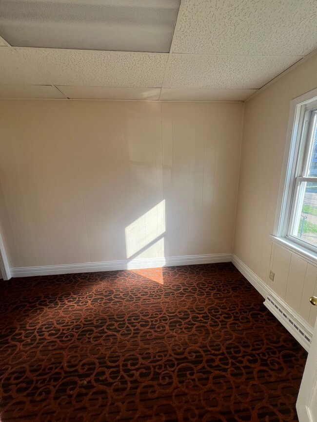 Building Photo - Large 4 Bed 1.5 Bath House