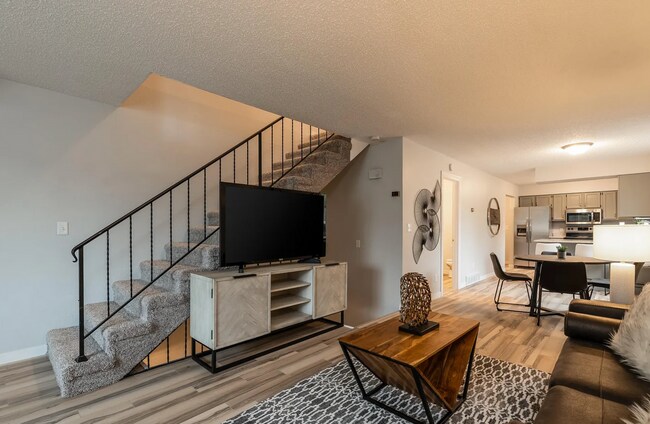 Foto del edificio - Spacious 4 bedroom 2 bathroom Townhouse