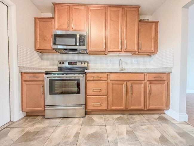 Building Photo - 825 3rd St