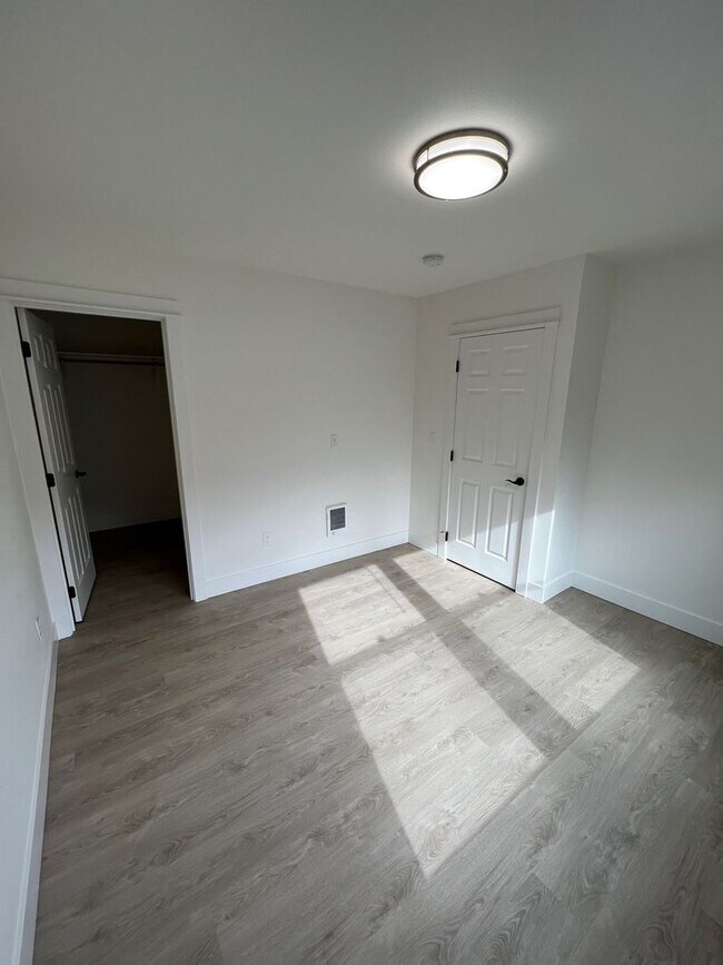 Foto del edificio - Newer 3 Bedroom Duplex with Gorgeous River...