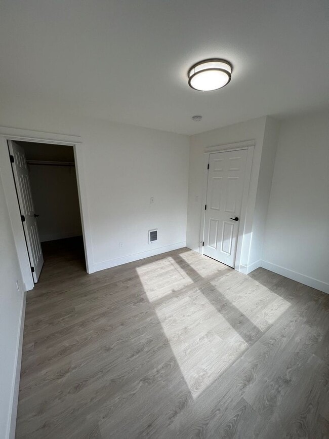 Foto del edificio - Newer 3 Bedroom Duplex with Gorgeous River Views