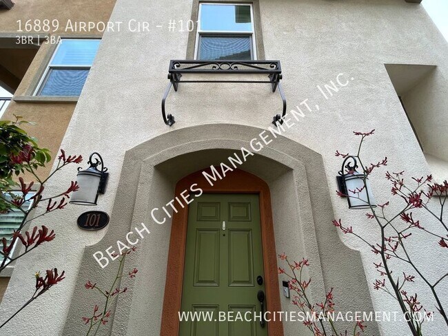 Building Photo - Immaculate 3 Bedroom 2 Bath Townhome in Hu...