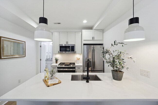 Building Photo - GORGEOUS 1 BED/1BA WITH W/D IN RENOVATED B...