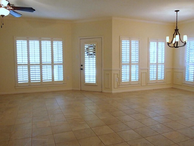 Building Photo - 2803 Kings Crossing Dr