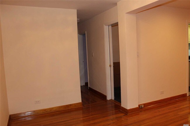 Foto del edificio - 102-18-102-64 64th Ave