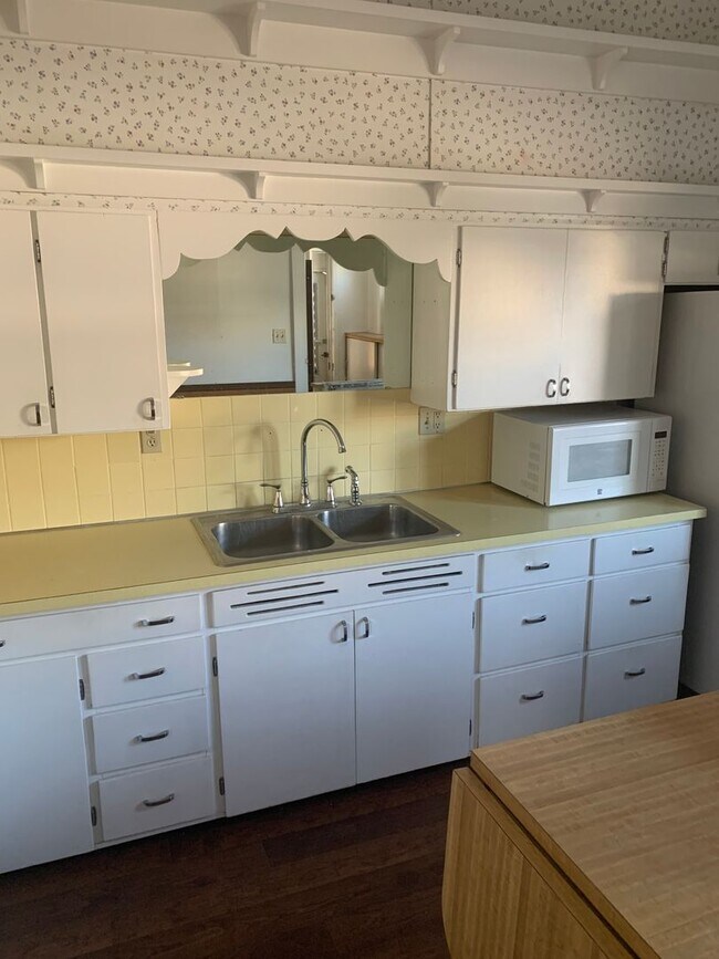 Foto del edificio - CEDAR FALLS 3BR house w garage, fenced yard, central air