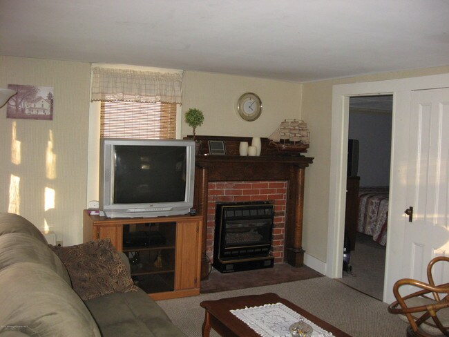 Building Photo - 402 Cherry St