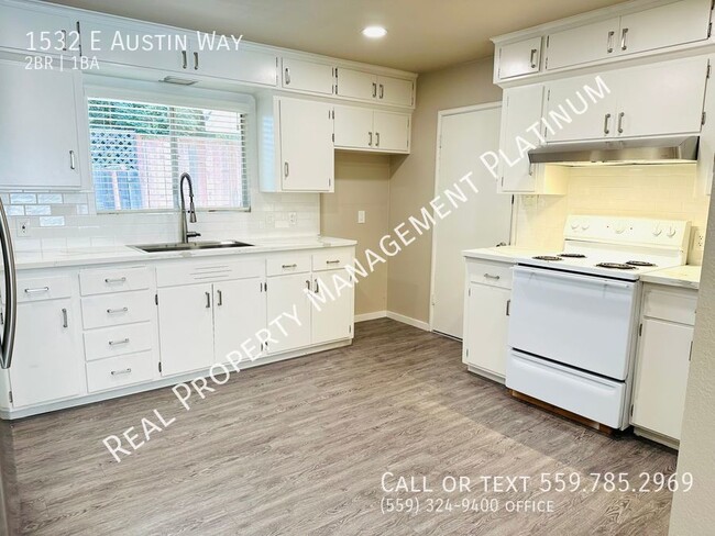 Building Photo - $1,575 Old Fig Garden 2 Bedroom Condo, Com...