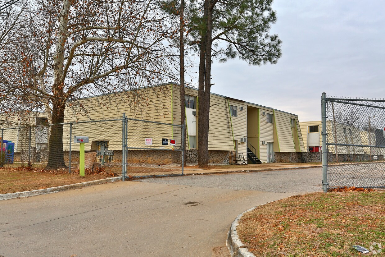 Building Photo - Country Estates East