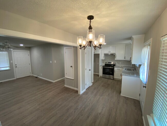 Building Photo - 628 S Andrews Ave