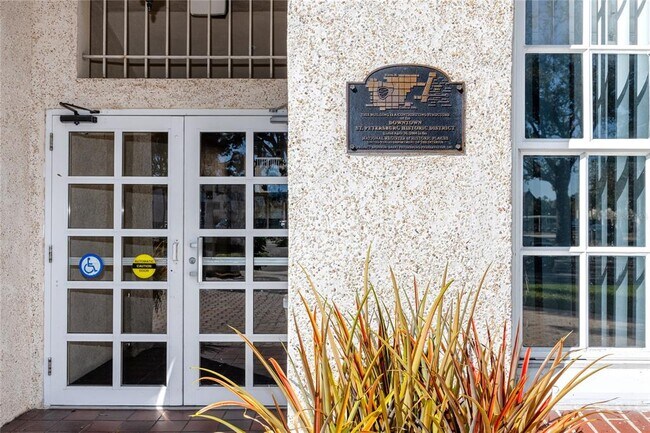 Foto del edificio - 701 Mirror Lake Dr N