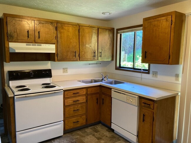 Building Photo - 2 Bedroom 1 1/2 Bath With Laundry Room And 1 Car Garage