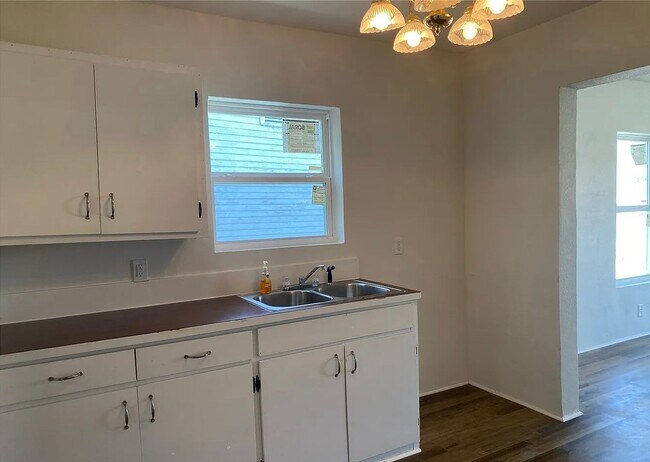 Building Photo - 2 Bed/ 1 Bathroom