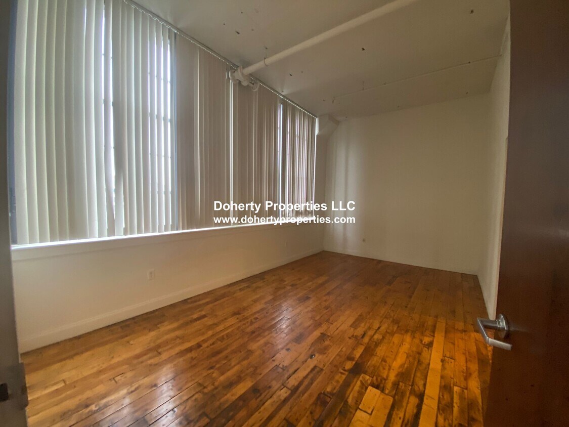 Primary Photo - 305 Dutton St