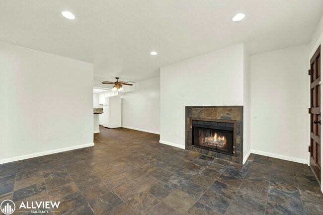 Foto del edificio - Golden Hill Gem: 2BR/1BA with Fireplace & ...