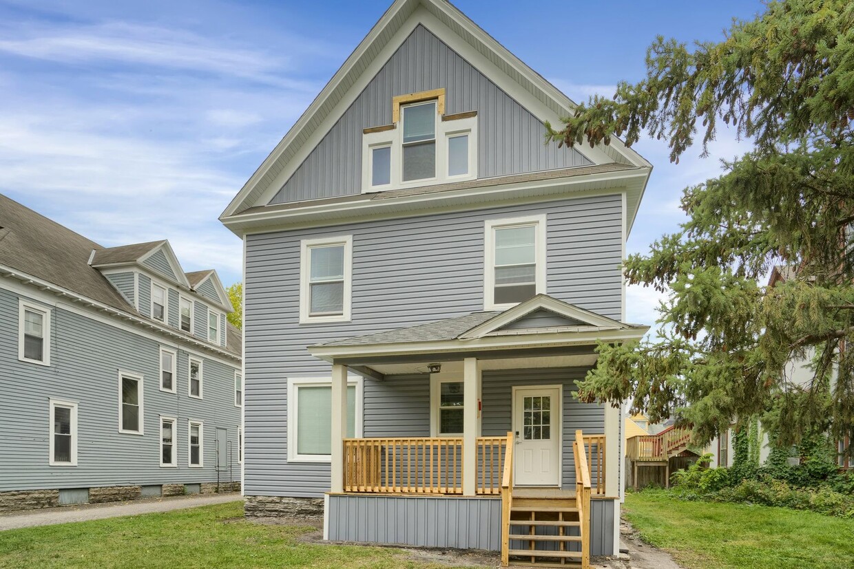 Primary Photo - 12 Bedroom House less that 3 Blocks from C...