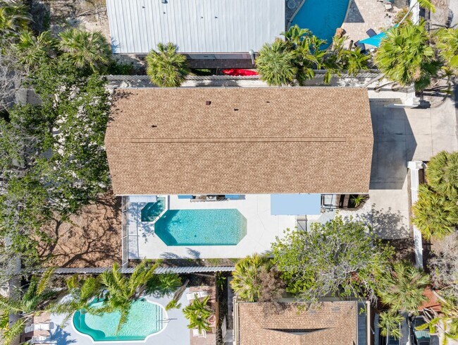 Foto del edificio - Steps to One of the Finest Beaches – Spaci...