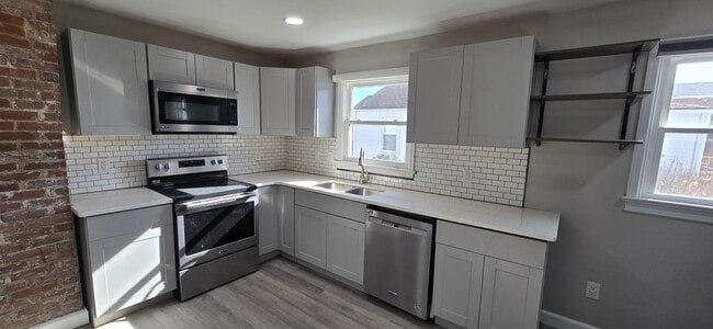 Building Photo - 904 Front Ave