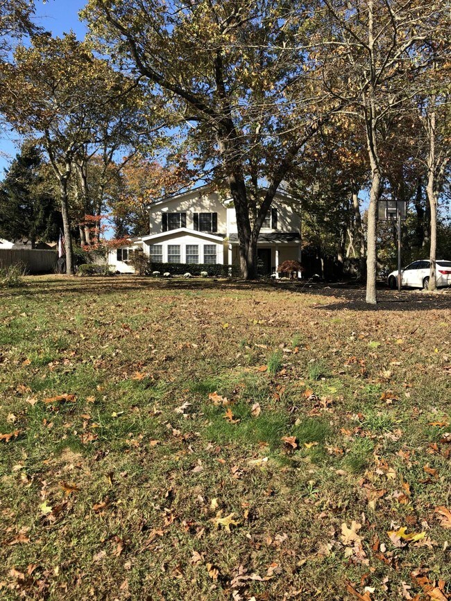 Building Photo - 221 Lakewood Rd