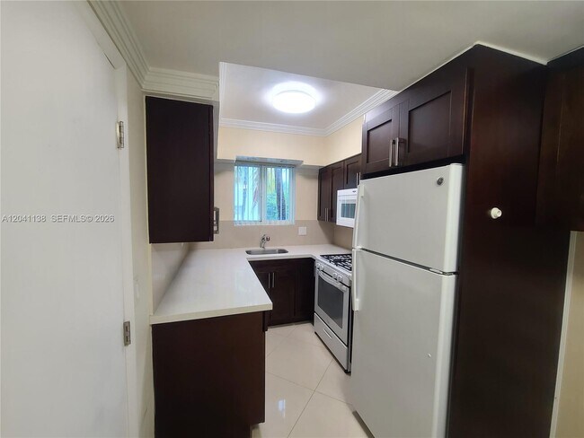 Building Photo - 220 Collins Ave