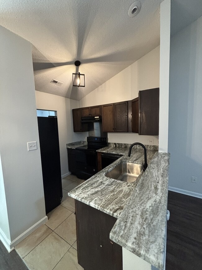 Building Photo - Newly Updated 2 BR 2 Full Bath Townhome ne...