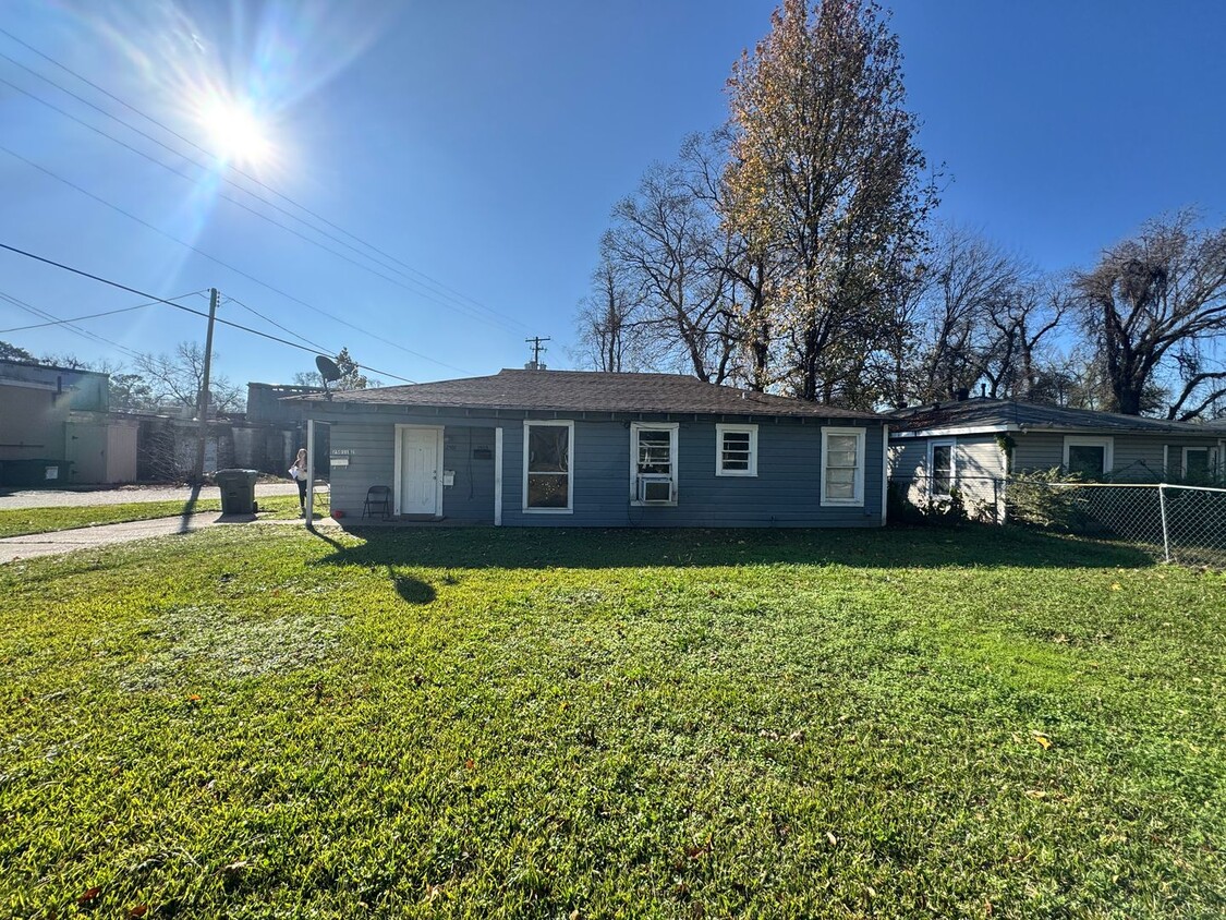 Primary Photo - 1 Bedroom duplex close to Mansfield Rd...