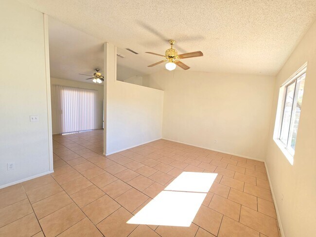 Foto del edificio - 2 Bed 1 Bath Spacious Apartment in Mesa