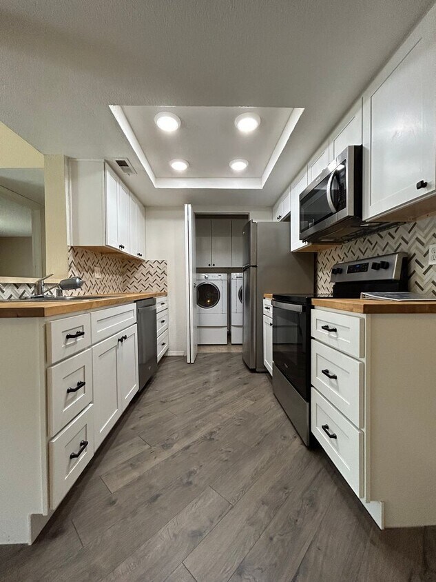 AVAILABLE 8/11 - 2 bed / 2 bath rennovate... - AVAILABLE 8/11 -  2 bed / 2 bath rennovate...