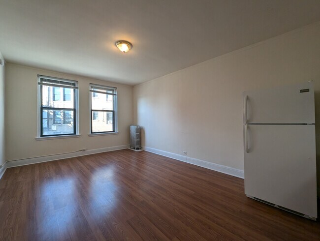 Foto del edificio - 3335 W Diversey Ave
