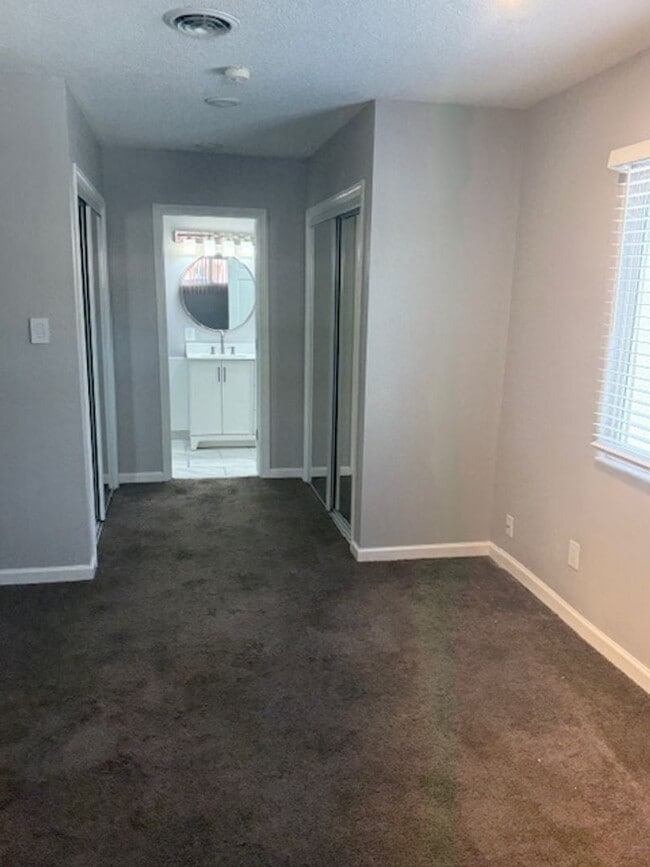 Building Photo - Beautiful 3 bedroom 2 bath 2 car garage ho...