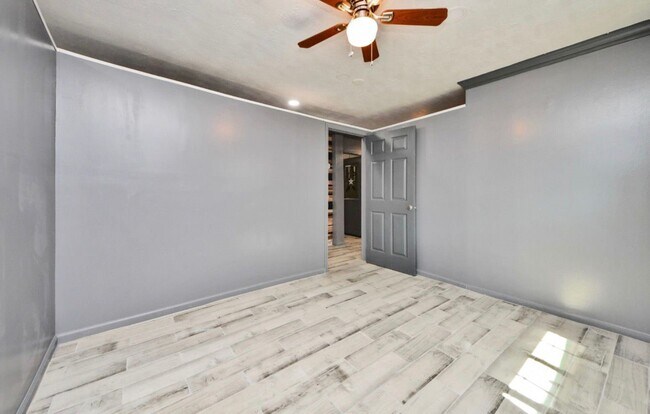 Building Photo - 5622 W Montgomery Rd