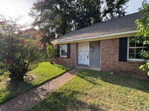 Building Photo - 102 Briarmeade Dr