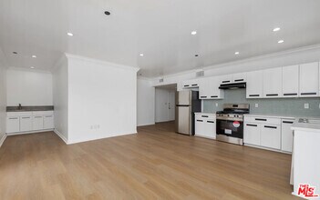 Building Photo - 930 S Robertson Blvd