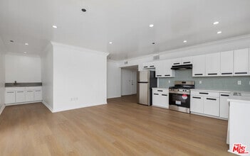 Building Photo - 930 S Robertson Blvd
