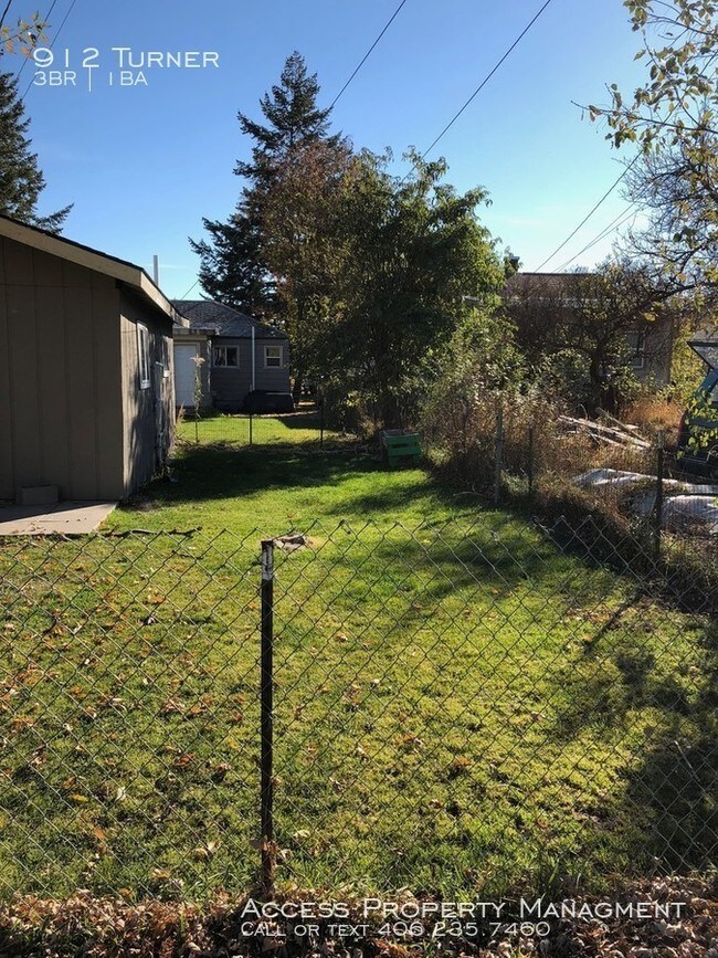 Building Photo - 3 Bed, 1 Bath with fenced yard!