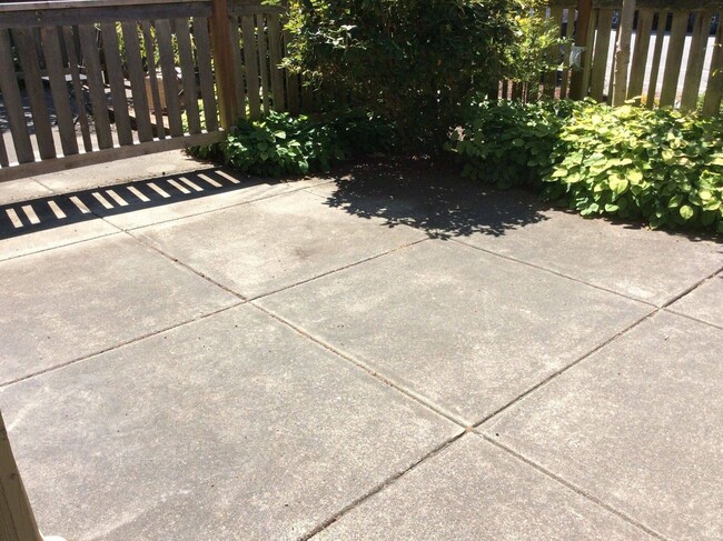 Building Photo - Lovely 2BR 1.75BA Issaquah Town Home, Perf...