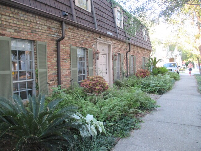 Building Photo - 555 Spanish Town Rd