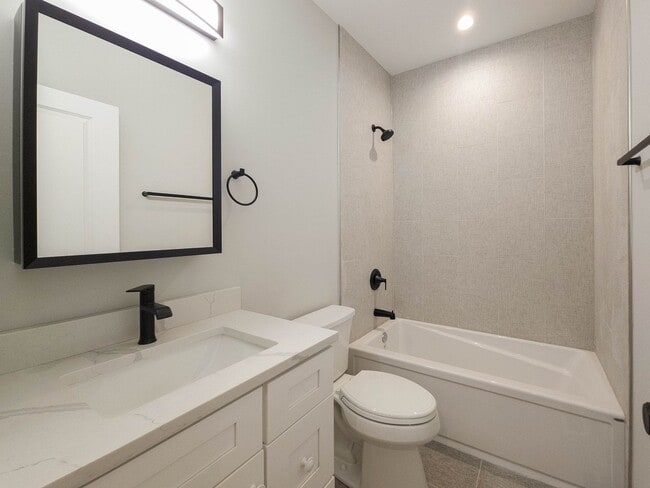 Building Photo - 4912 N Hermitage Ave