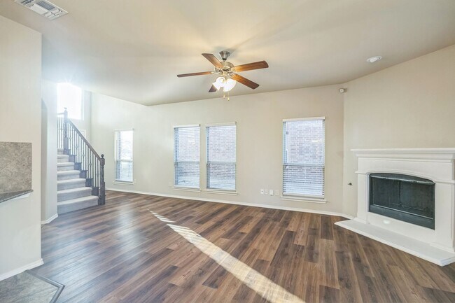 Foto del edificio - Large Two Story with Open Floor Plan!!