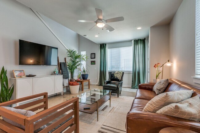 Building Photo - CONTEMPORARY SOUTHTOWN 2-BEDROOM TOWNHOME