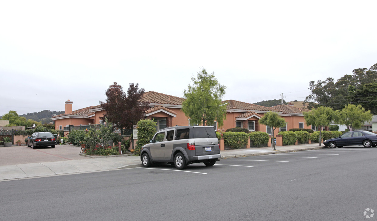 Building Photo - Plum Tree Court