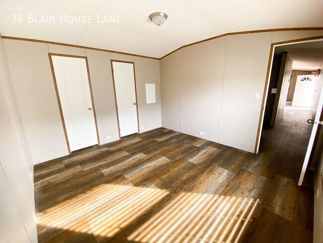 Foto del edificio - 38 Blair House Ln