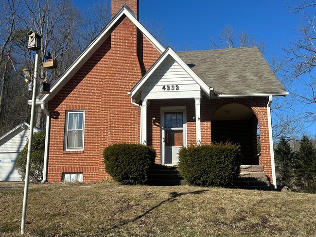 Building Photo - 3 Bedroom / 1.5 Bath Brick Home on 1.4 Acres  Blountville TN