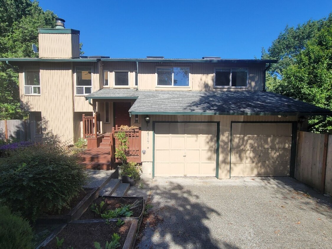 Primary Photo - Kent 4 bedroom plus Den and 3 bathrooms & ...