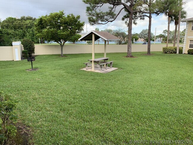 Foto del edificio - 1544 SE Royal Green Cir